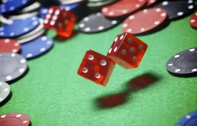 Pemain Indonesia mengikuti live betting sepak bola di h5 rsn game melalui smartphone